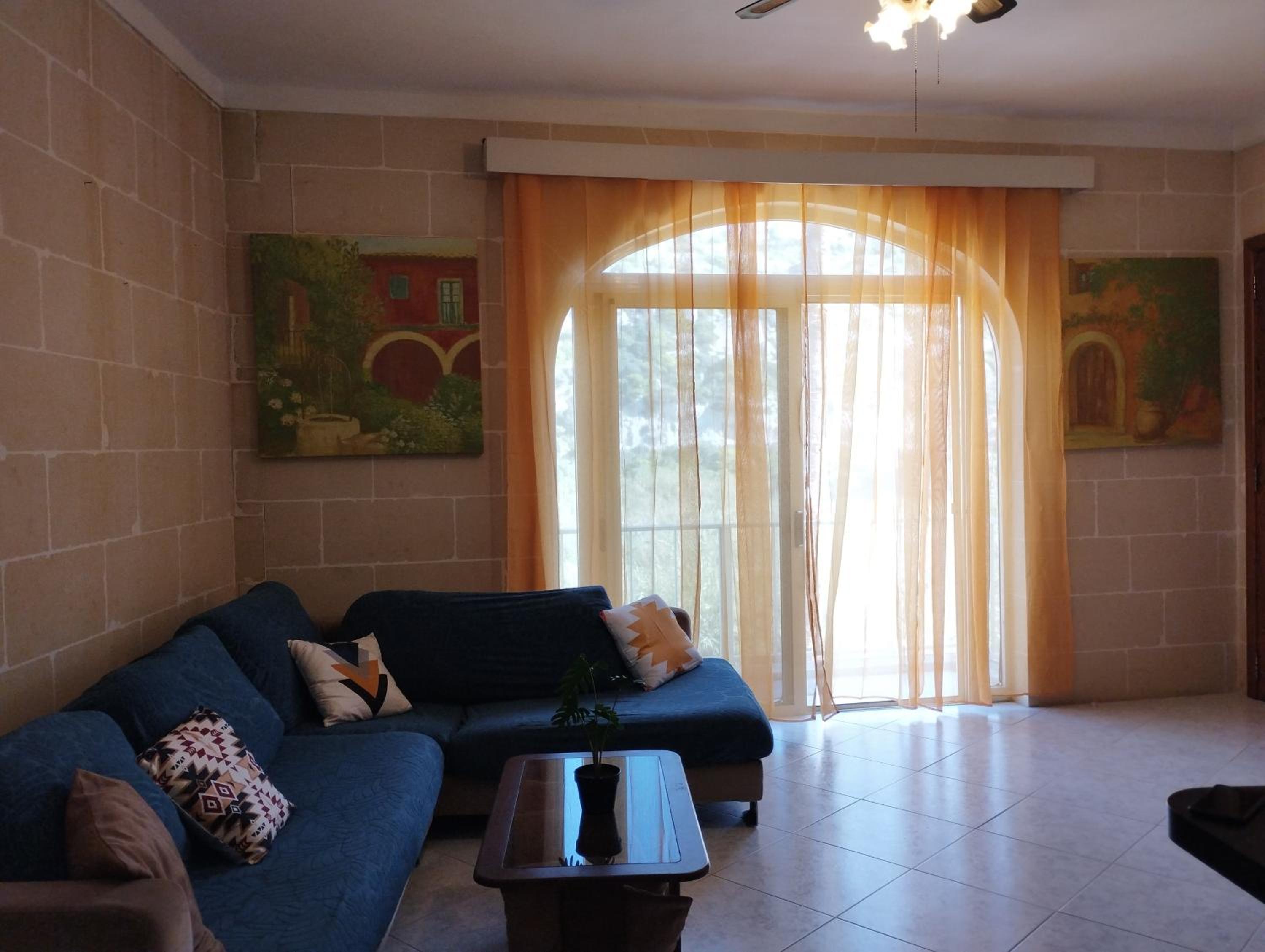 Spacious Apt Xlendi with views & Acs using a coin meter