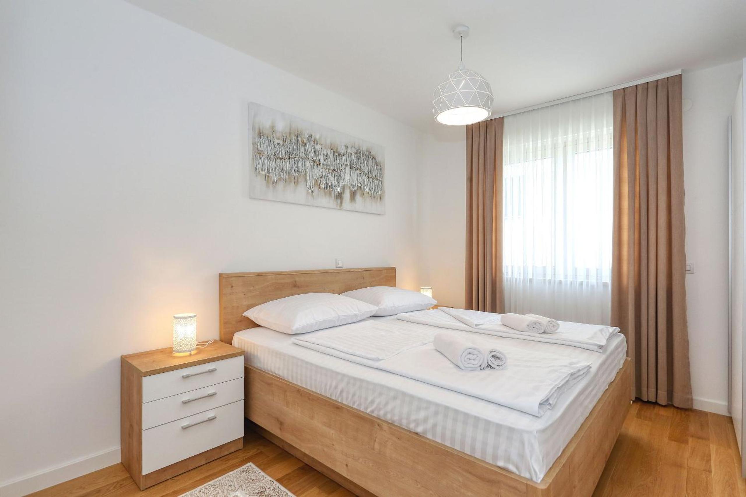 Apartments Luna with free parking view 3