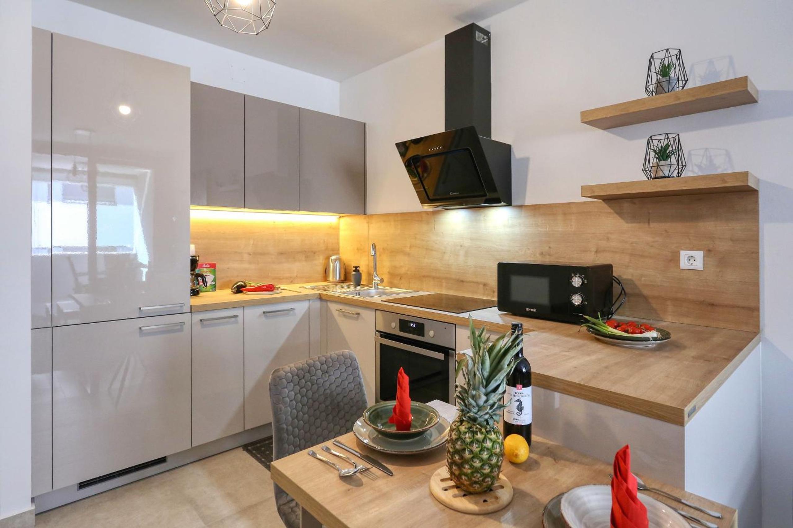 Apartments Luna with free parking view 5