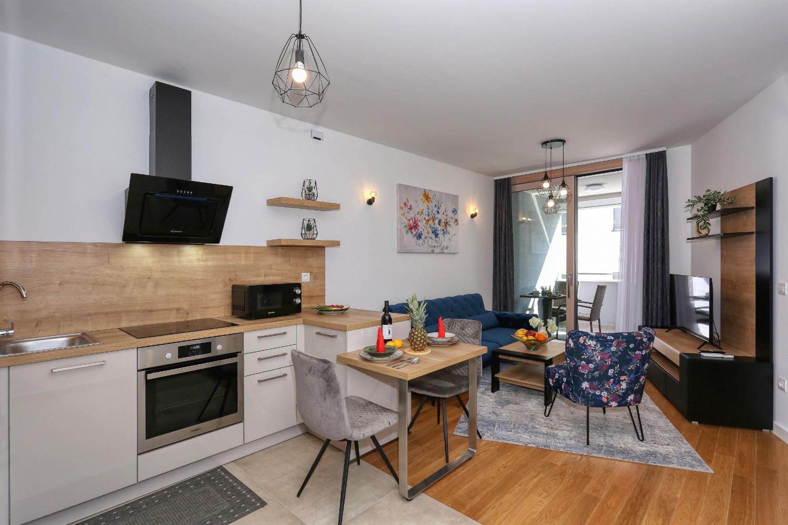 Apartments Luna with free parking view 2