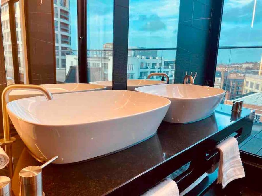 Large 3 Bed 3 Bathrooms Penthouse with terrace and City views in London