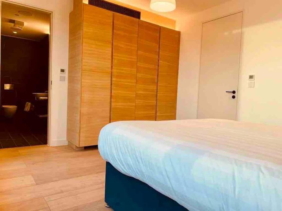 Large 3 Bed 3 Bathrooms Penthouse with terrace and City views in London