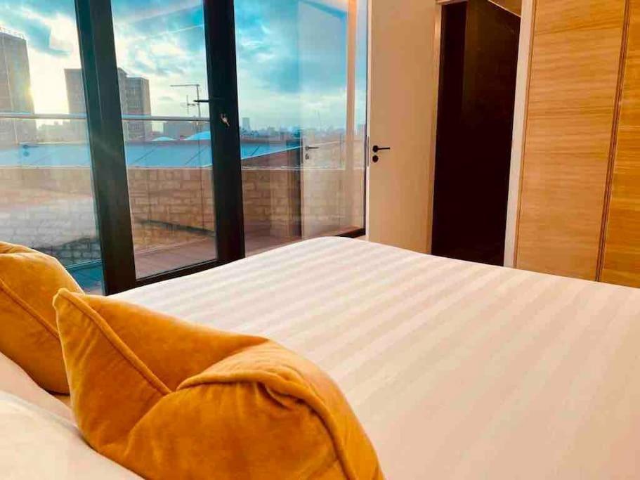 Large 3 Bed 3 Bathrooms Penthouse with terrace and City views in London