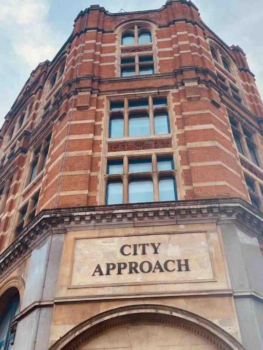 Large 3 Bed 3 Bathrooms Penthouse with terrace and City views in London