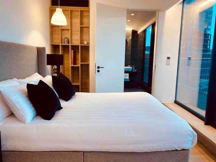 Large 3 Bed 3 Bathrooms Penthouse with terrace and City views in London