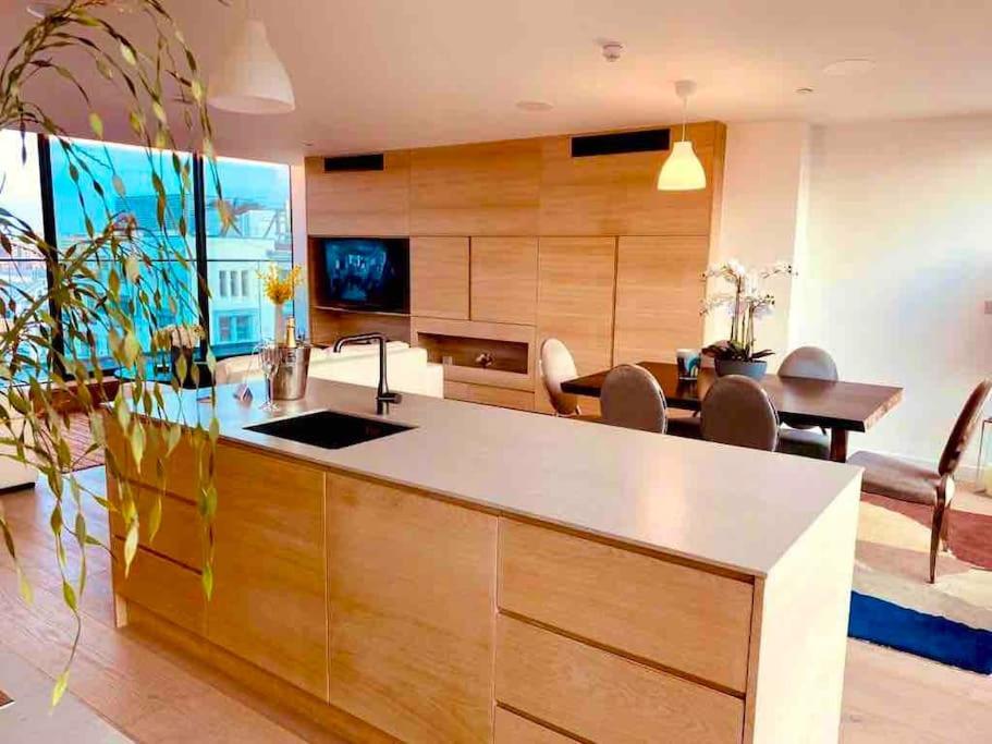 Large 3 Bed 3 Bathrooms Penthouse with terrace and City views in London