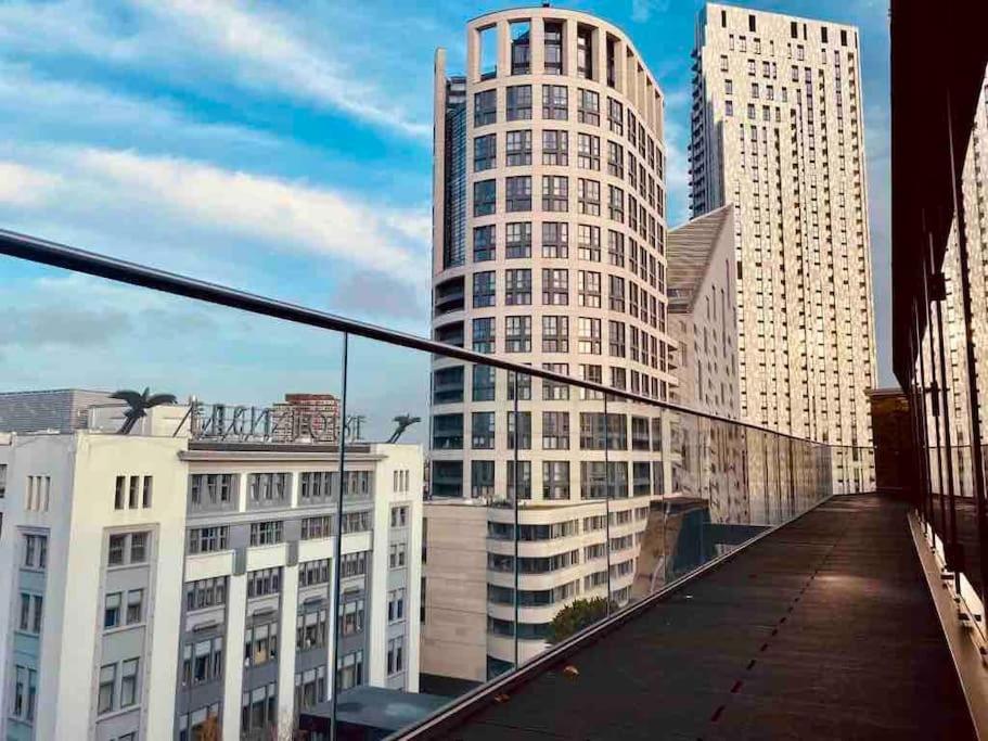 Large 3 Bed 3 Bathrooms Penthouse with terrace and City views in London