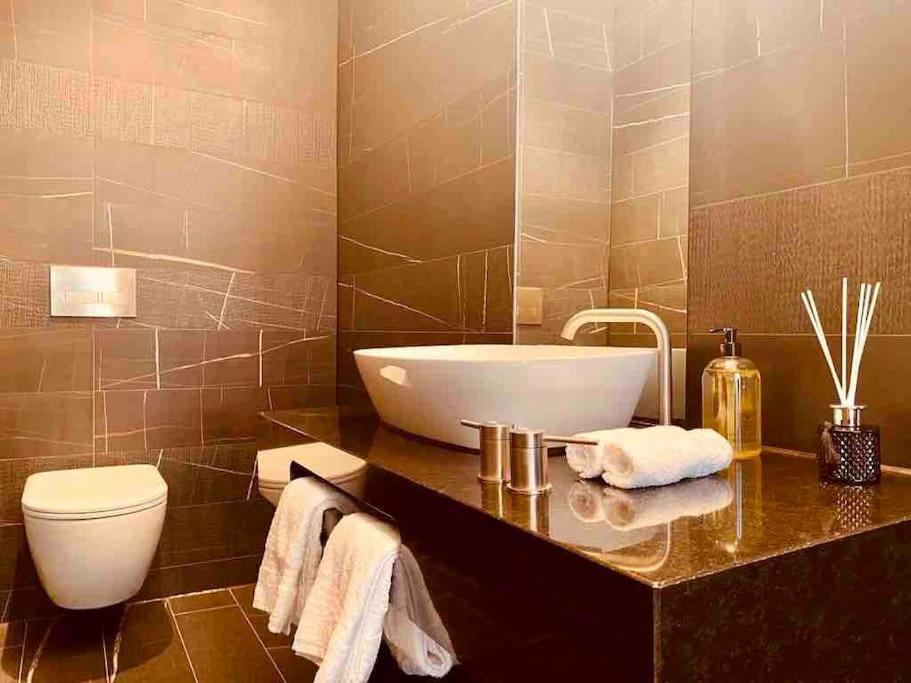 Large 3 Bed 3 Bathrooms Penthouse with terrace and City views in London