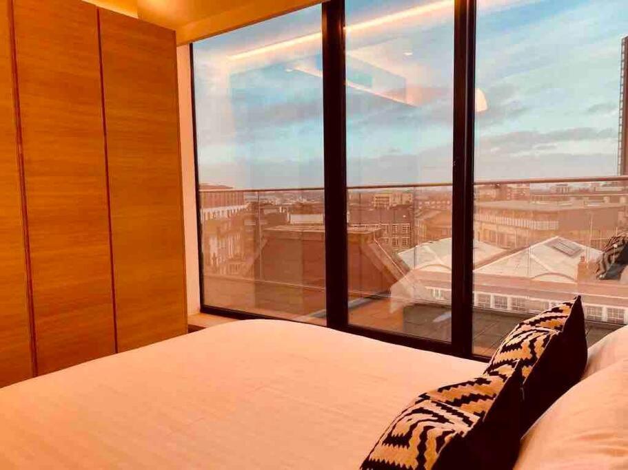 Large 3 Bed 3 Bathrooms Penthouse with terrace and City views in London