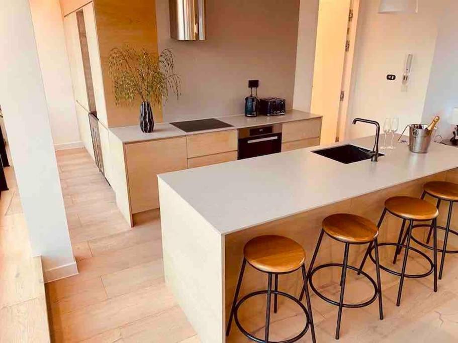 Large 3 Bed 3 Bathrooms Penthouse with terrace and City views in London
