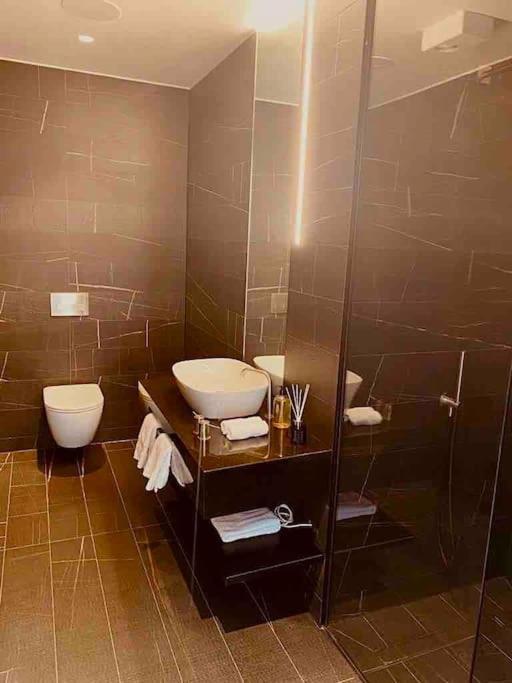 Large 3 Bed 3 Bathrooms Penthouse with terrace and City views in London