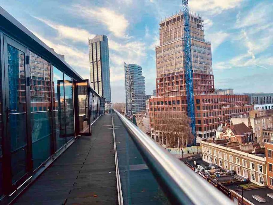 Large 3 Bed 3 Bathrooms Penthouse with terrace and City views in London