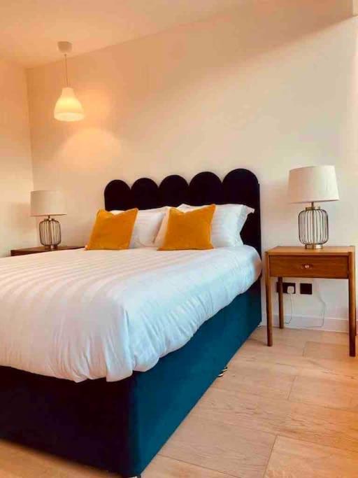 Large 3 Bed 3 Bathrooms Penthouse with terrace and City views in London