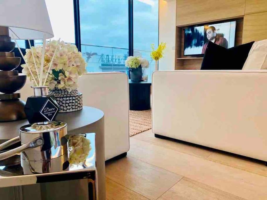 Large 3 Bed 3 Bathrooms Penthouse with terrace and City views in London