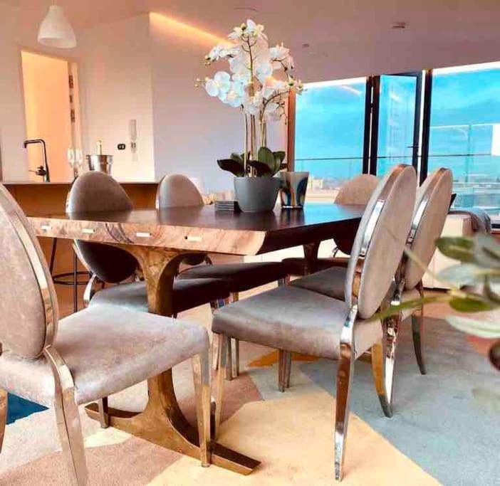 Large 3 Bed 3 Bathrooms Penthouse with terrace and City views in London