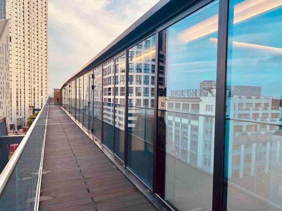 Large 3 Bed 3 Bathrooms Penthouse with terrace and City views in London
