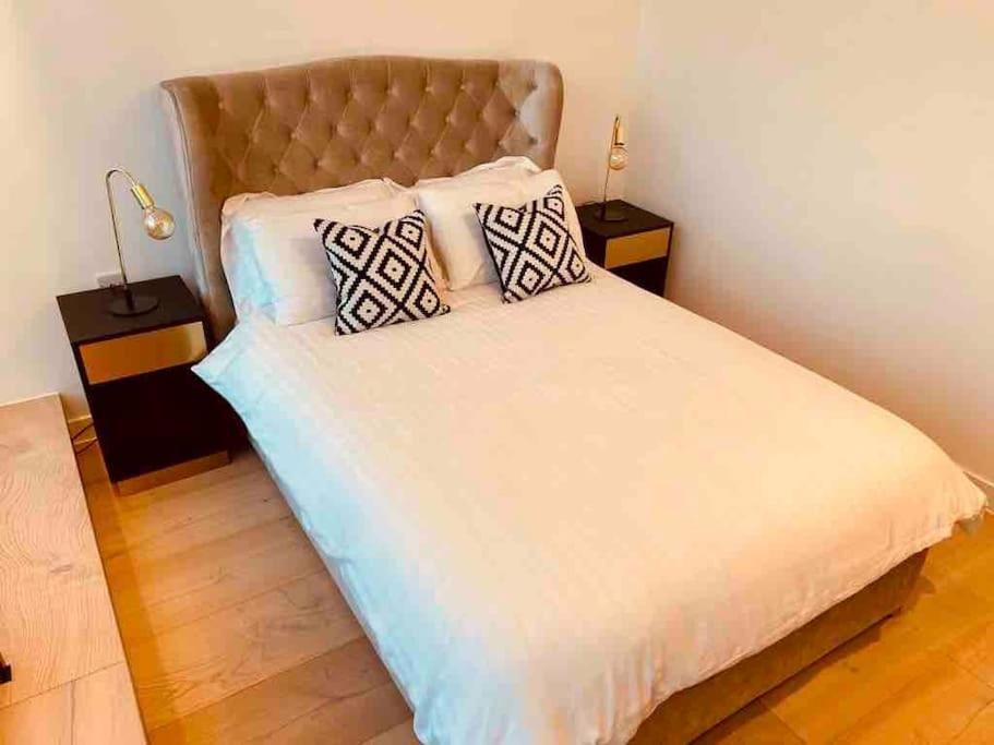 Large 3 Bed 3 Bathrooms Penthouse with terrace and City views in London