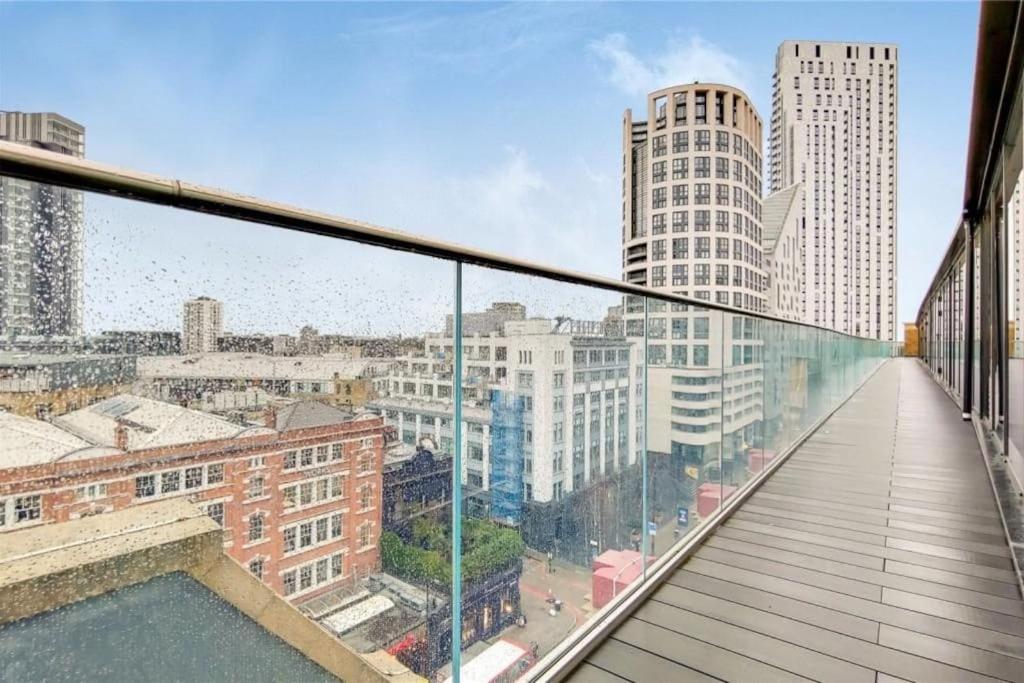 Large 3 Bed 3 Bathrooms Penthouse with terrace and City views in London