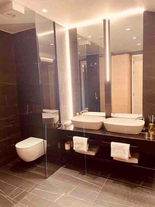 Large 3 Bed 3 Bathrooms Penthouse with terrace and City views in London