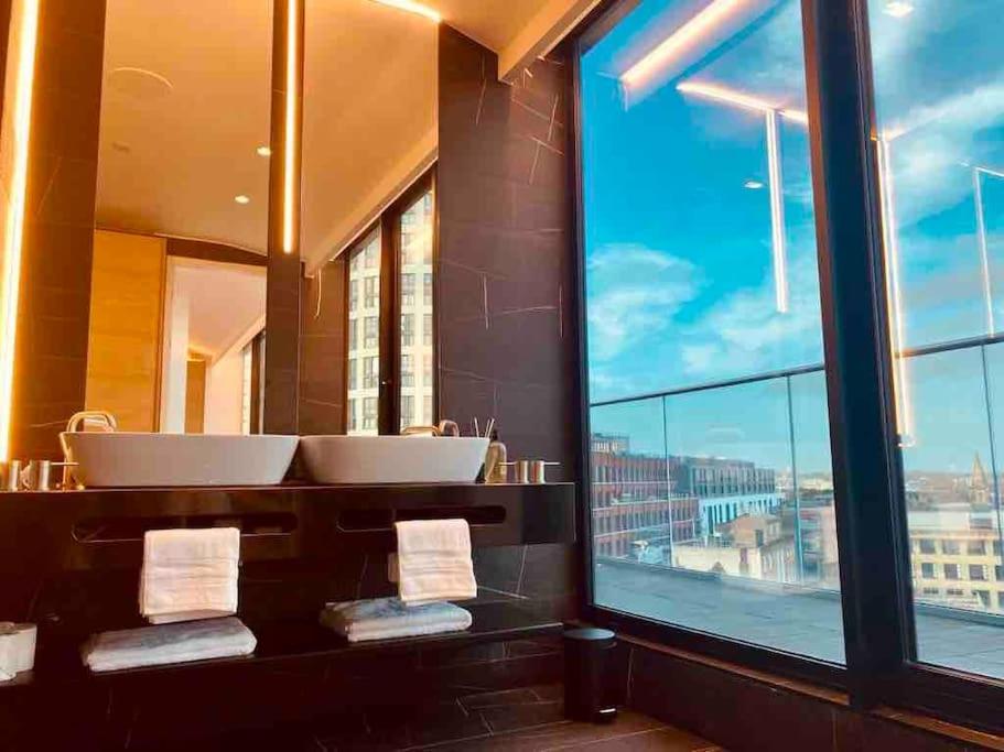 Large 3 Bed 3 Bathrooms Penthouse with terrace and City views in London