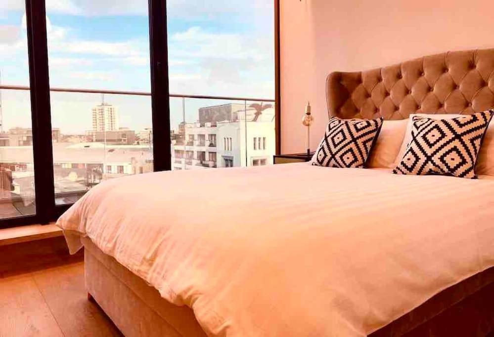 Large 3 Bed 3 Bathrooms Penthouse with terrace and City views in London