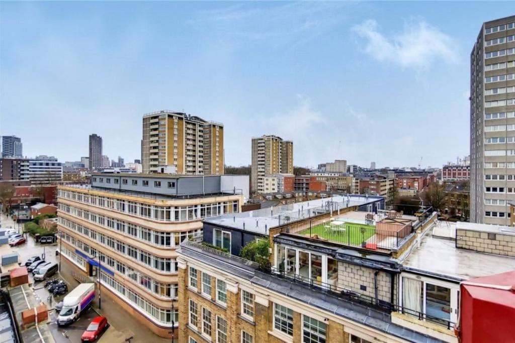 Large 3 Bed 3 Bathrooms Penthouse with terrace and City views in London
