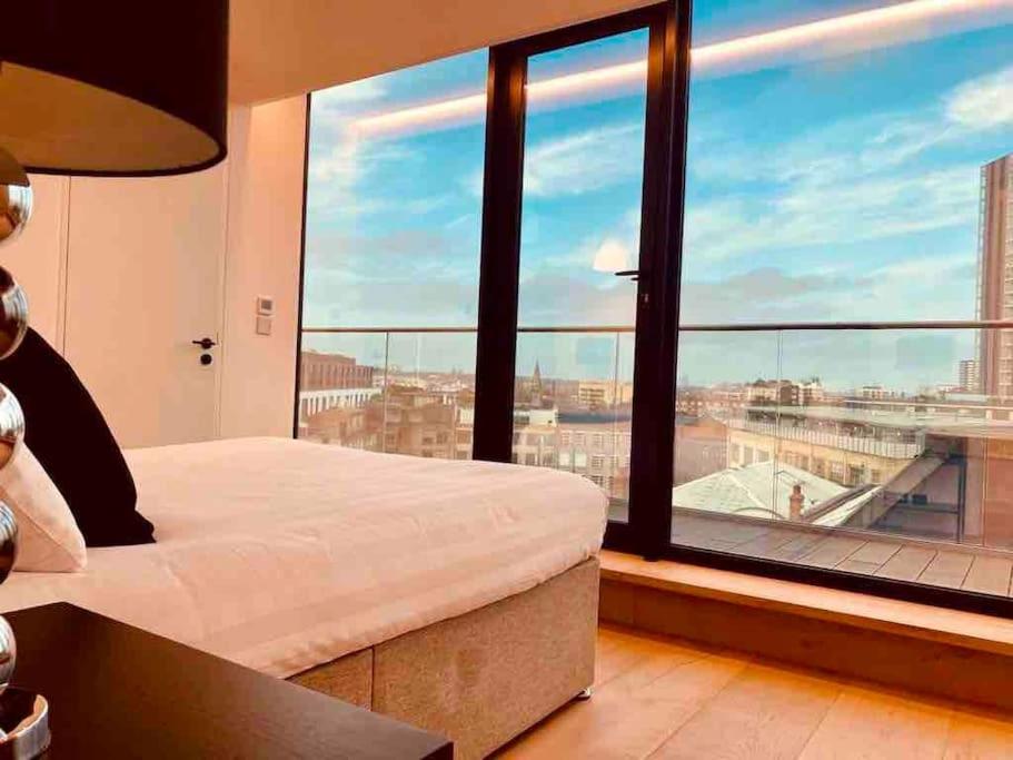 Large 3 Bed 3 Bathrooms Penthouse with terrace and City views in London