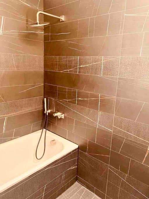 Large 3 Bed 3 Bathrooms Penthouse with terrace and City views in London