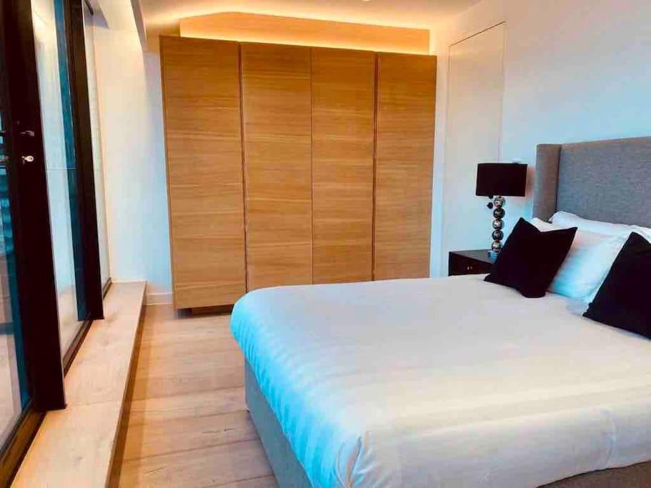Large 3 Bed 3 Bathrooms Penthouse with terrace and City views in London