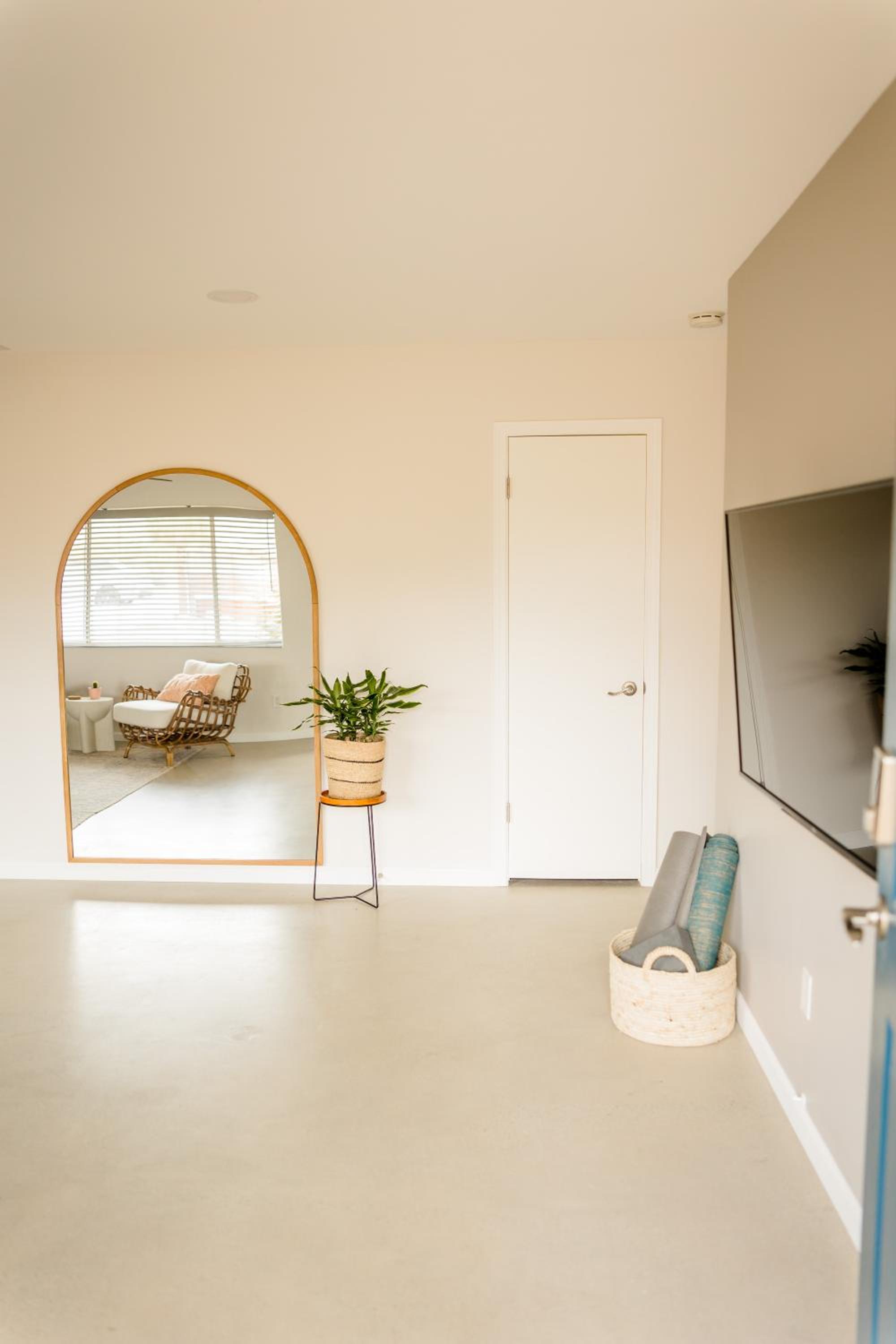 Cheerful 2bedroom home with hot tub and cowboy pool in Joshua Tree view 5