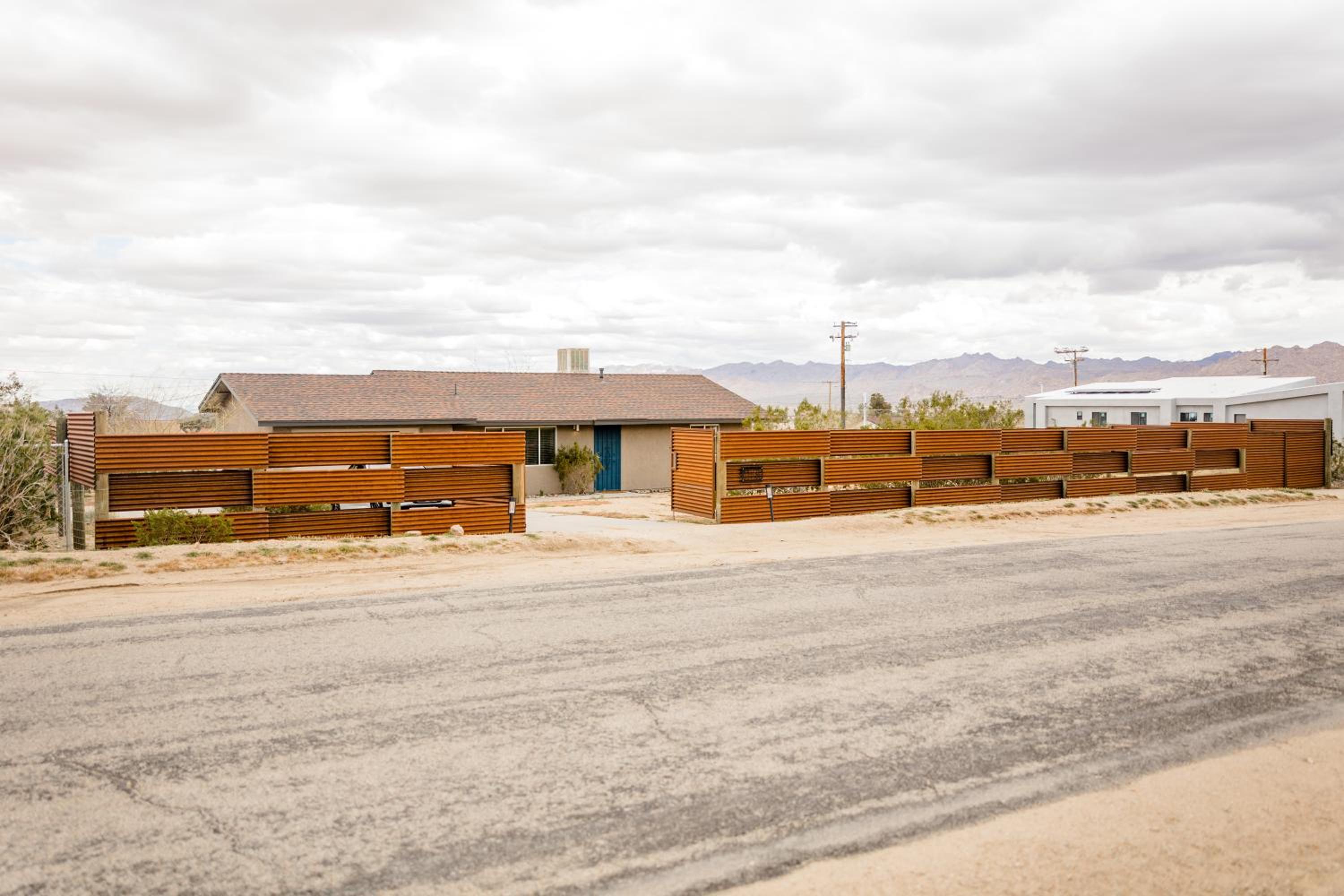 Hotel Cheerful 2bedroom home with hot tub and cowboy pool in Joshua Tree - Image 1