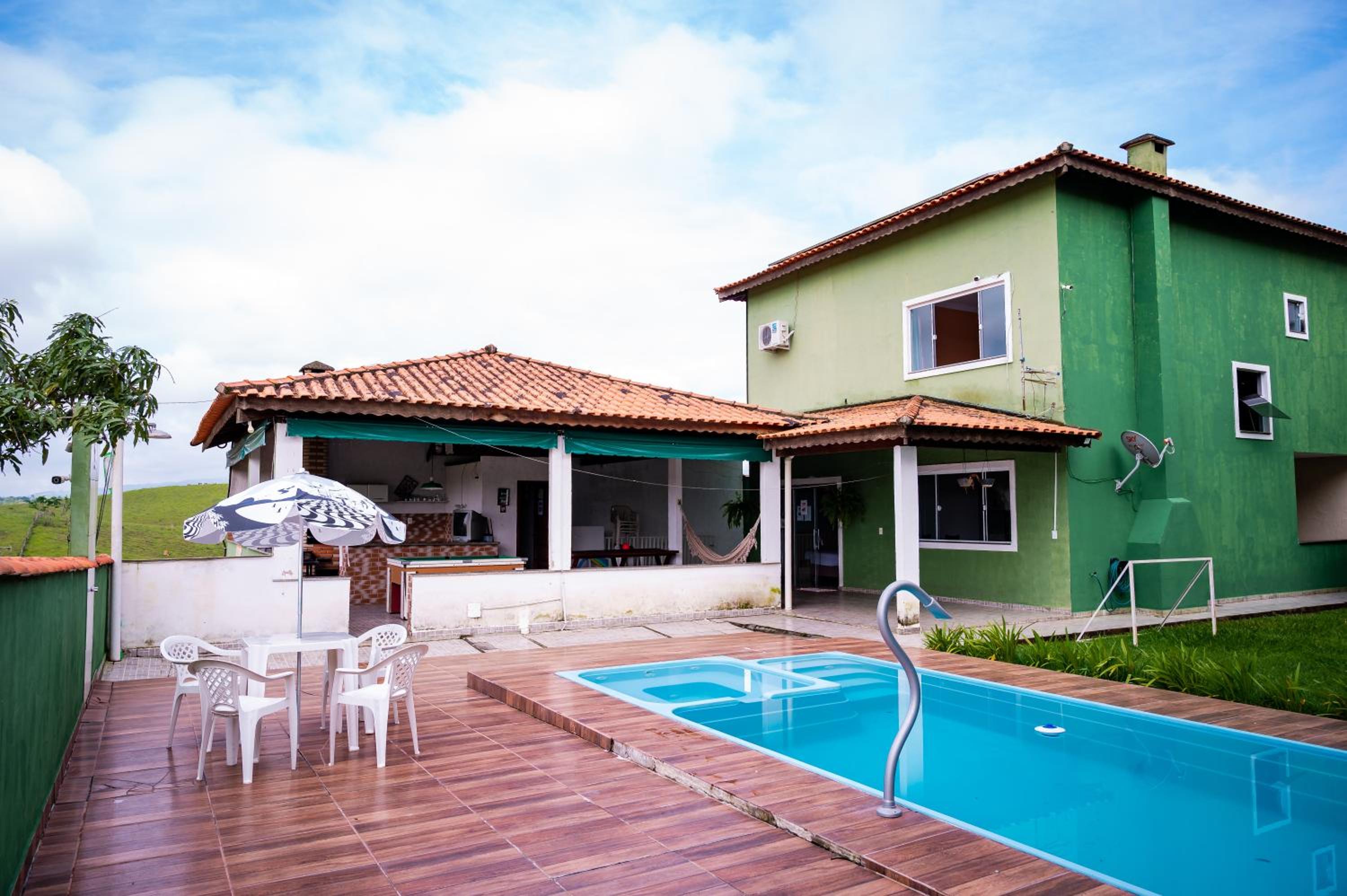 Casa familiar com piscina Penedo RJ