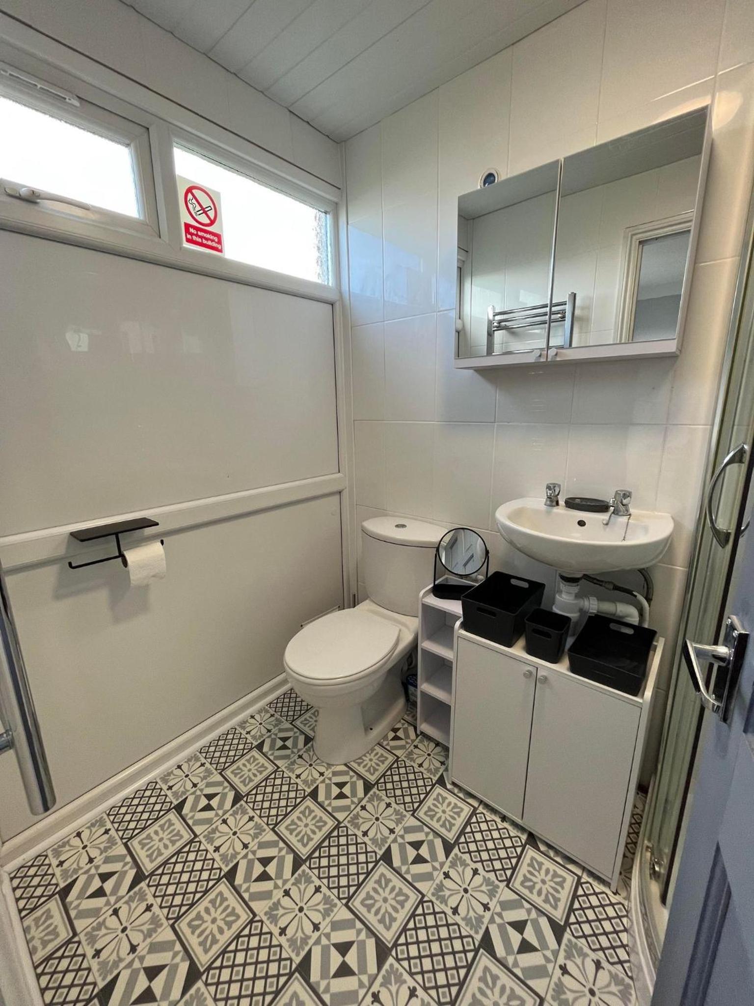 88, Two bed Chalet on Belle Aire Holiday Park - sleeps 5, pet friendly, bed linen and towels included plus onsite entertainment available