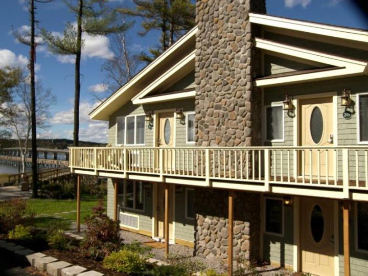 Spacious riverfront with balcony Sheepscot Harbour Vacation Cub Studio #211 view 2