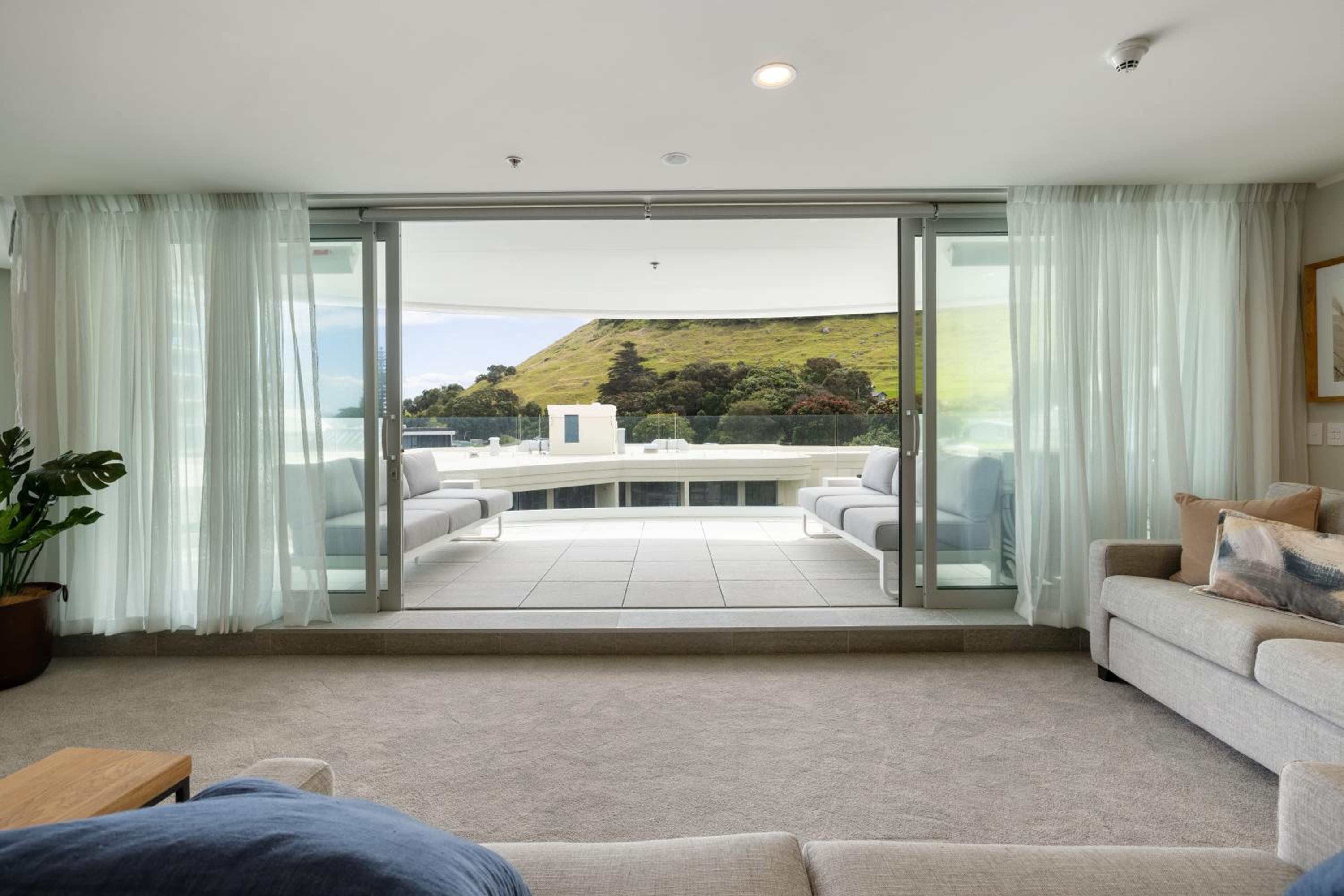 Spacious Oceanside Oasis view 4