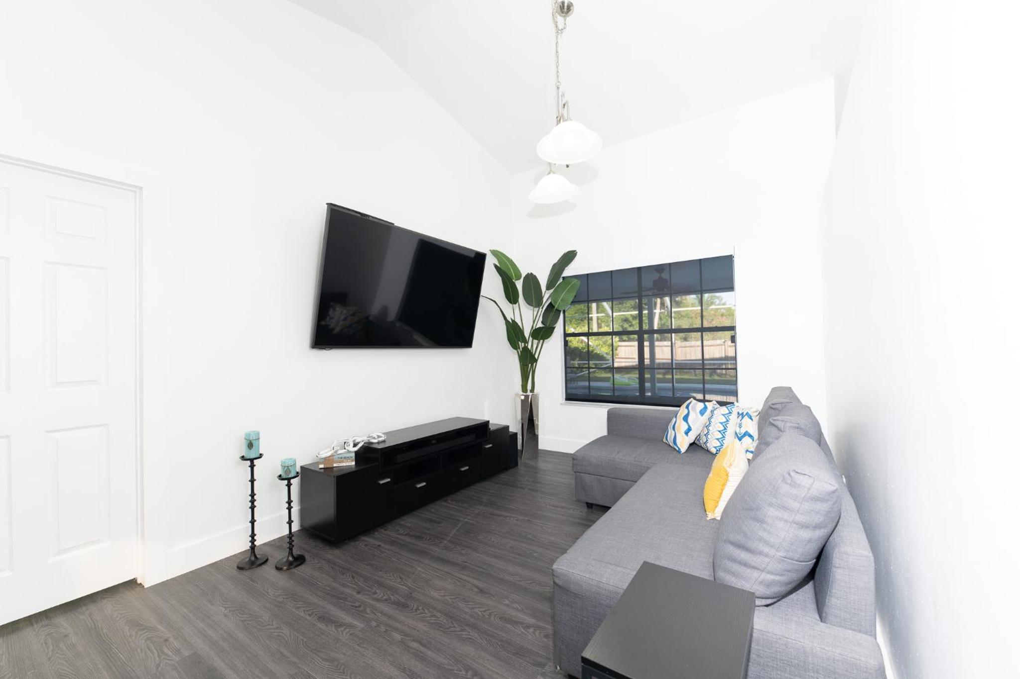 Cheerful 3-bedroom villa with pool view 5