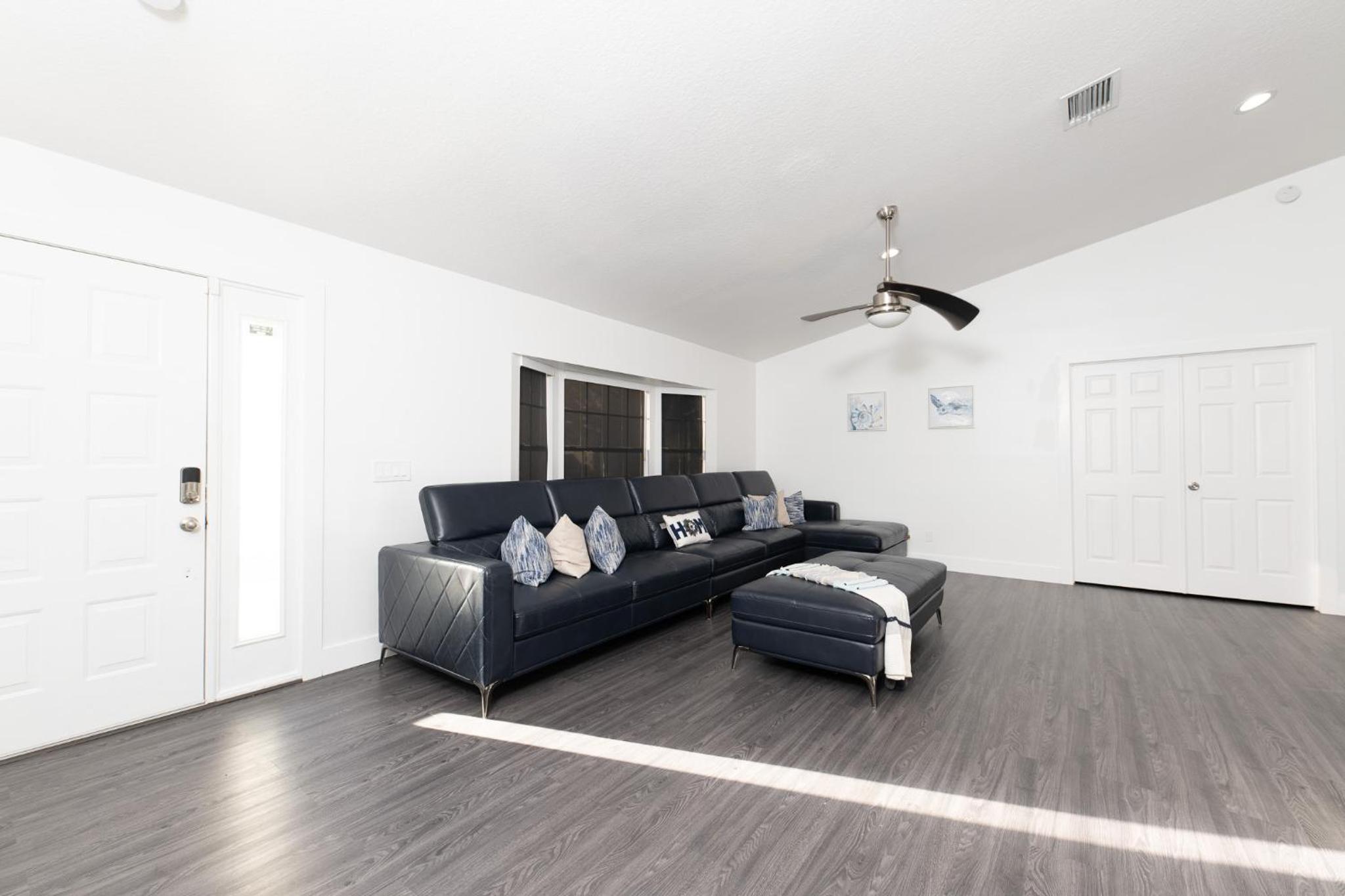 Cheerful 3-bedroom villa with pool view 3