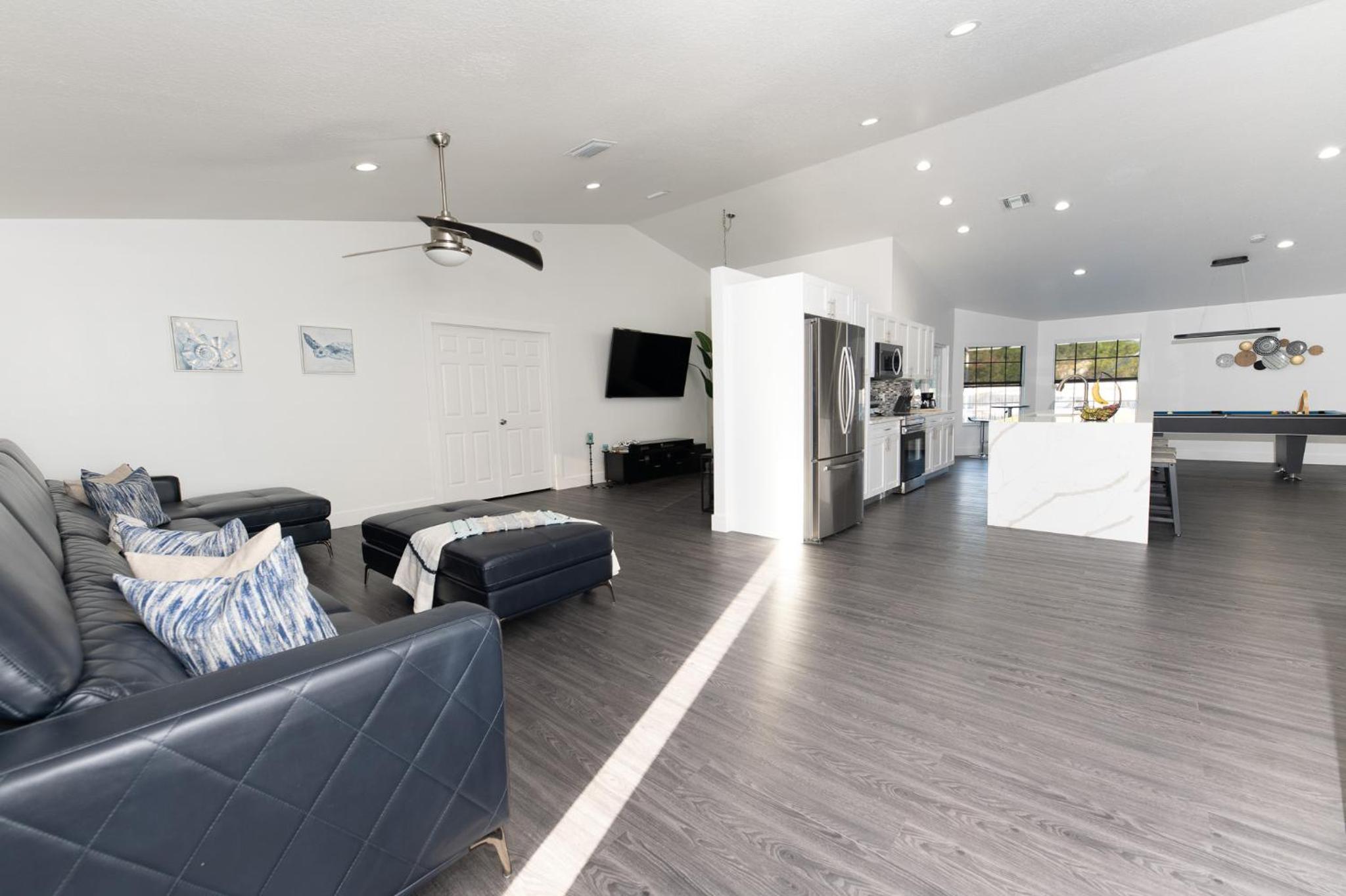 Cheerful 3-bedroom villa with pool view 4