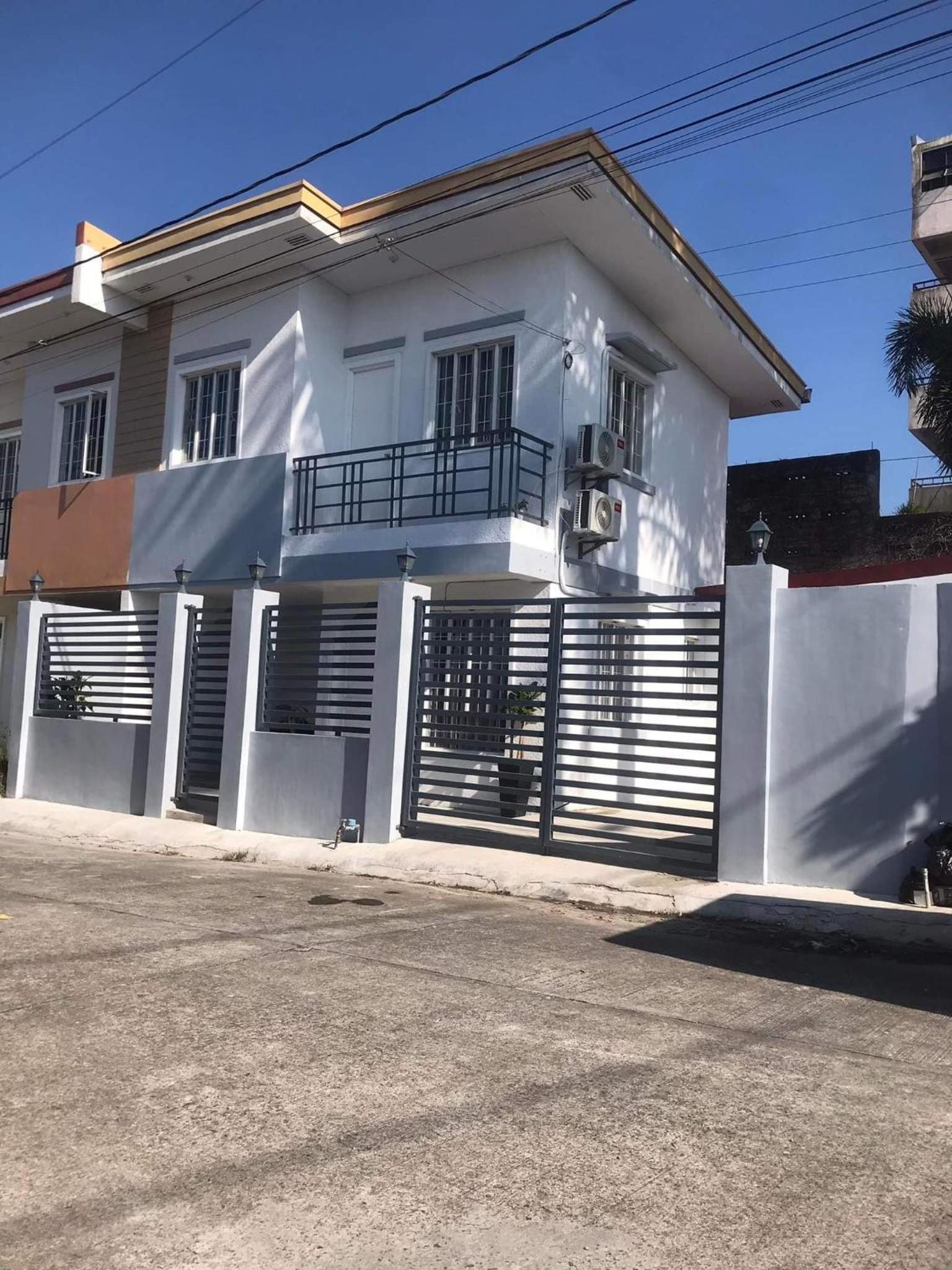 Modern Cozy 3BR Near Air-conditioned & Free Parking view 4