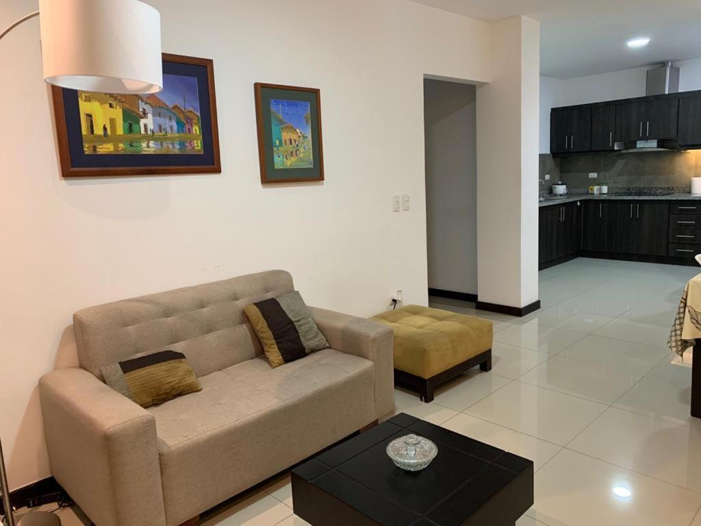 Departamento excelente ubicación con parqueo