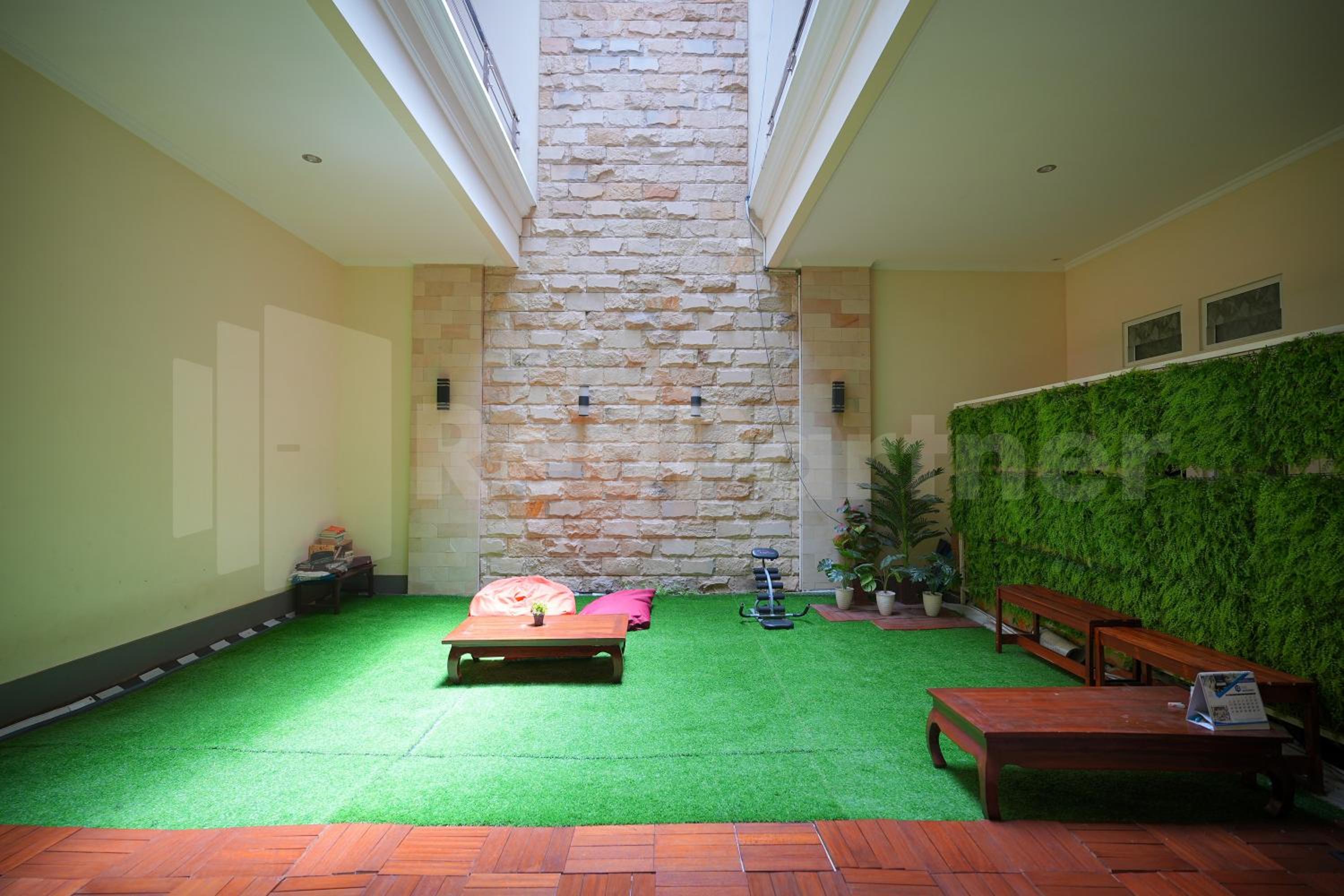 One & Quin Guest House Syariah Mitra RedDoorz view 3