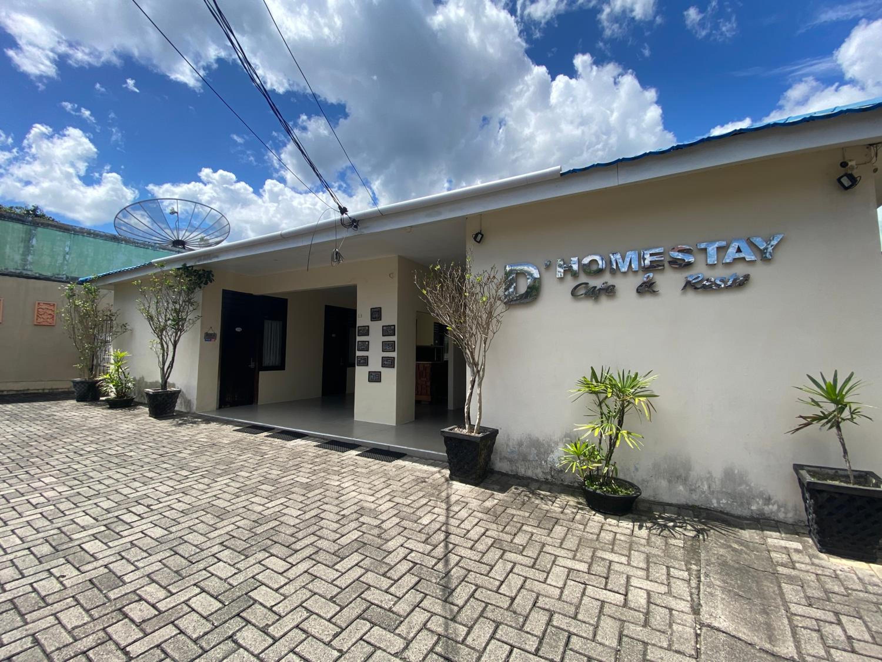 Hotel De Homestay Mitra RedDoorz Bitung - Image 1