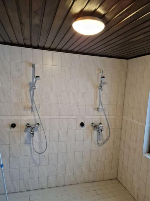 Nauti luonnon rauhasta Jataniemen Uittotuvassa.