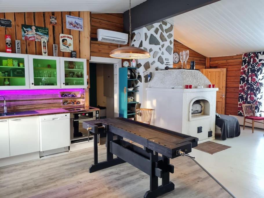 Nauti luonnon rauhasta Jataniemen Uittotuvassa.