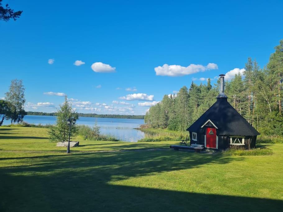 Nauti luonnon rauhasta Jataniemen Uittotuvassa.
