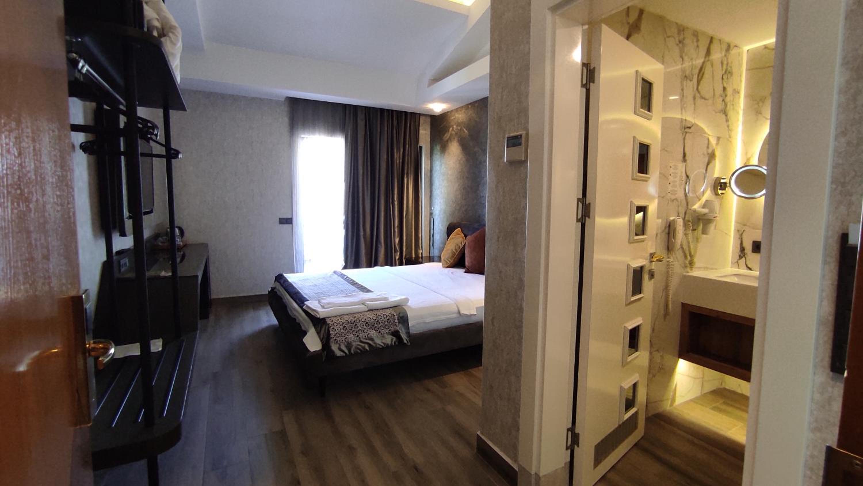 Elite Luxury Suite & Spa - Image 71