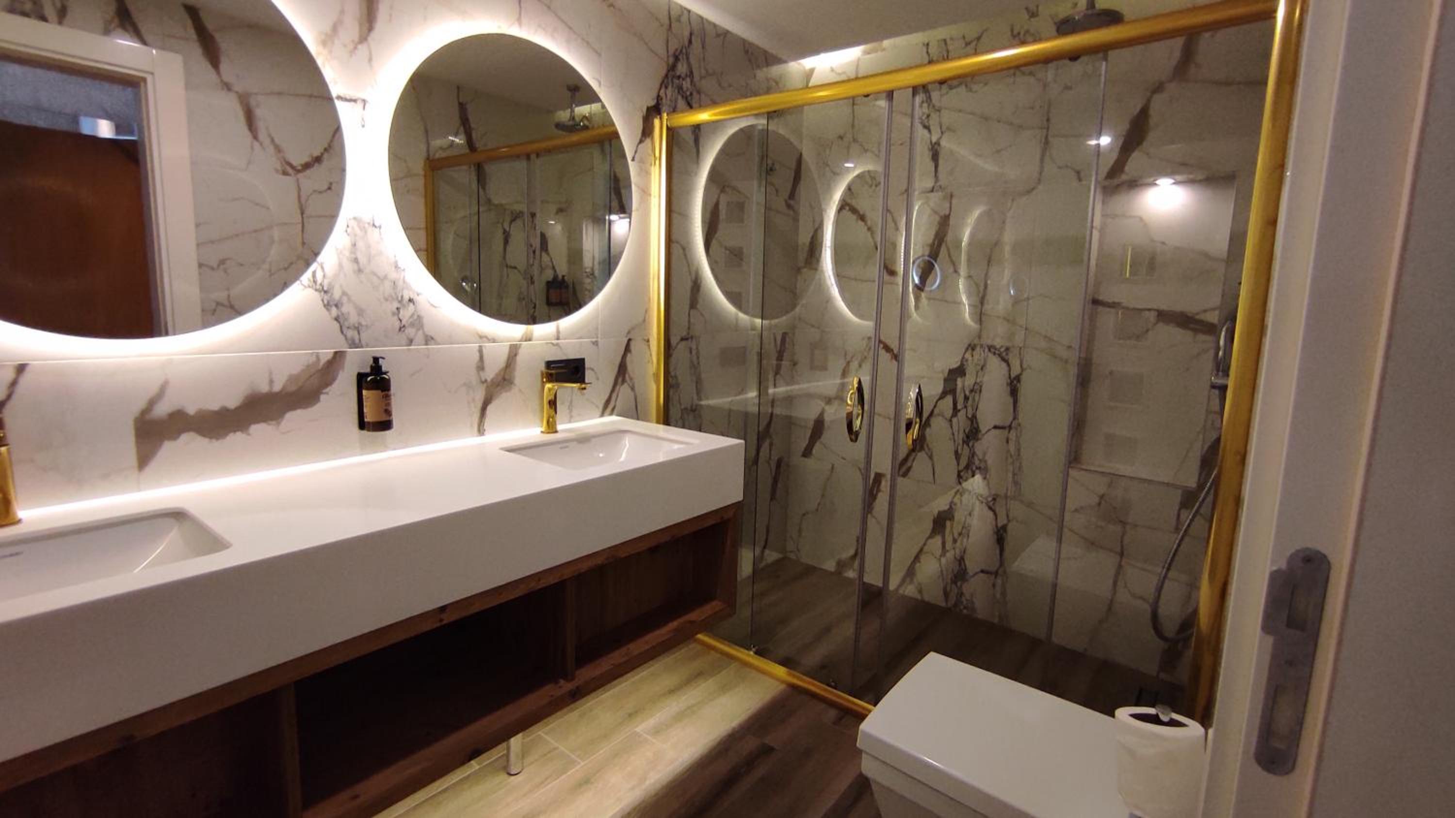 Elite Luxury Suite & Spa - Image 74