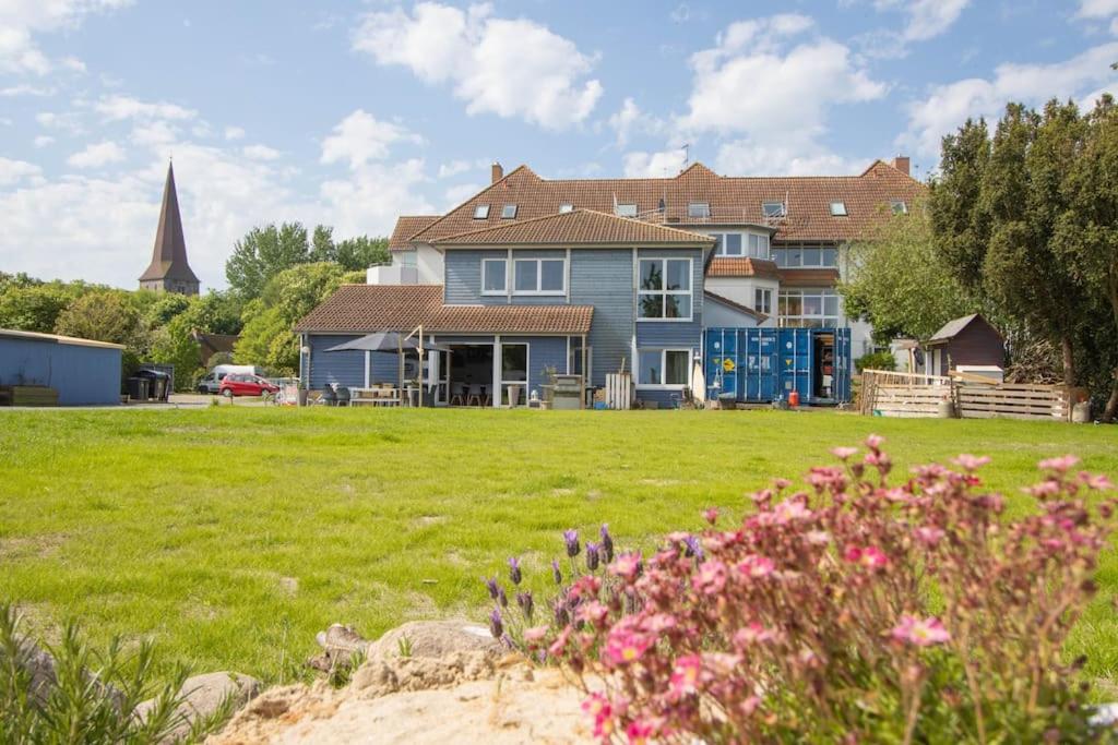 Ferienwohnungen Fehmarn mit Parkplatz & Garten in Petersdorf