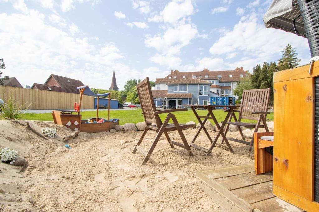 Ferienwohnungen Fehmarn mit Parkplatz & Garten in Petersdorf
