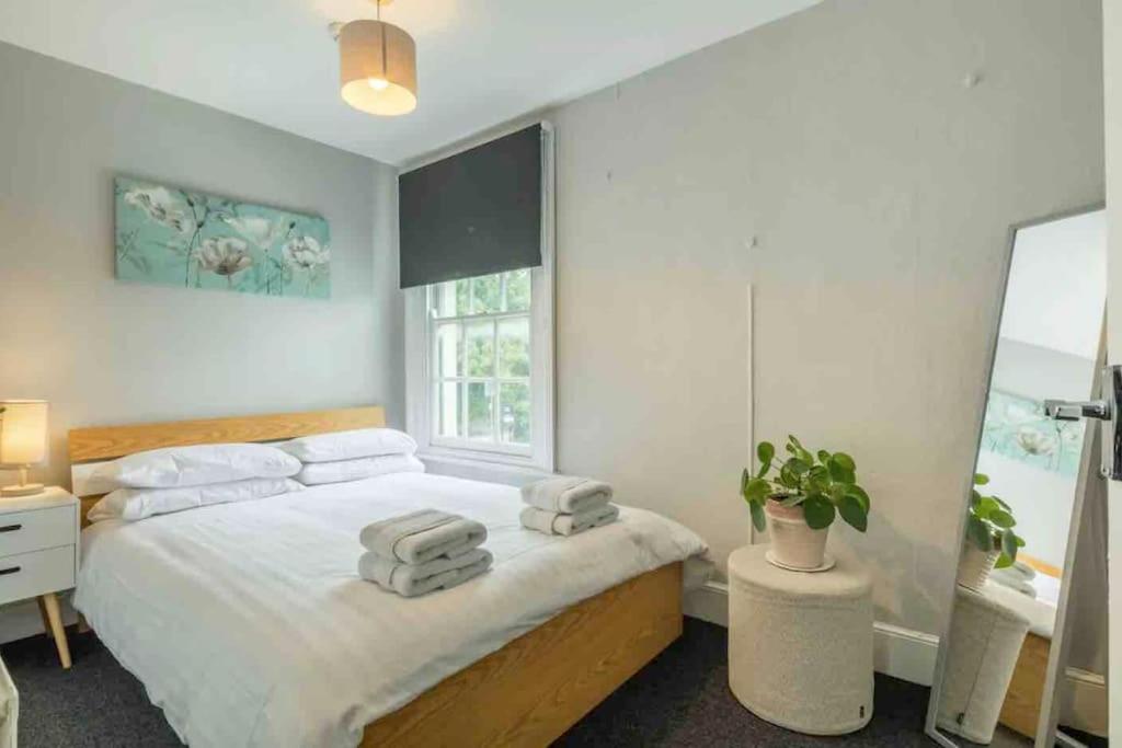 Cambridge 3 bedroom flat with private parking